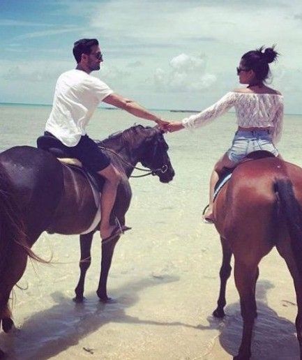 Διέρρευσαν φωτο! Επώνυμη Κύπρια δέχθηκε παραμυθένια πρόταση γάμου σε παραλία πάνω σε άλογο